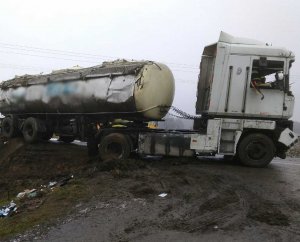 Zdjęcie przedstawia samochód ciężarowy.