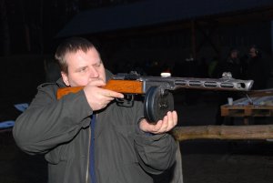 Zdjęcie przedstawia instruktora strzelectwa z jednostką broni palnej.
