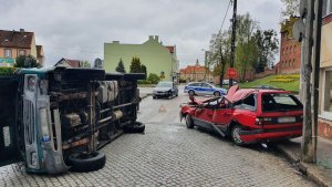 Kolizja drogowa. Na zdjęciu widoczne auta z uszkodzeniami pokolizyjnymi, m.in. dostawczy Daewoo Lublin i Vw Passat.