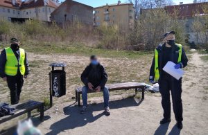 Akcja rozdawania maseczek ochronnych osobom bezdomnym i osobom zamieszkujących olsztyńskie koczowiska.