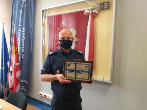 Zdjęcie przedstawia wręczenie podziękowań dcy Oddziału Prewencji Policji w Olsztynie przez Komendanta Miejskiego Policji w  Olsztynie.