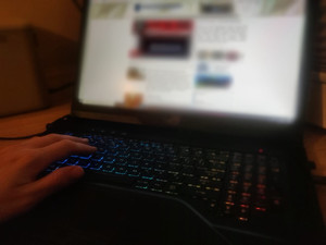 Zdjęcie przedstawia laptop na biurku.