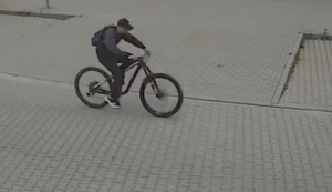 Zdjęcie przedstawia mężczyznę na rowerze.